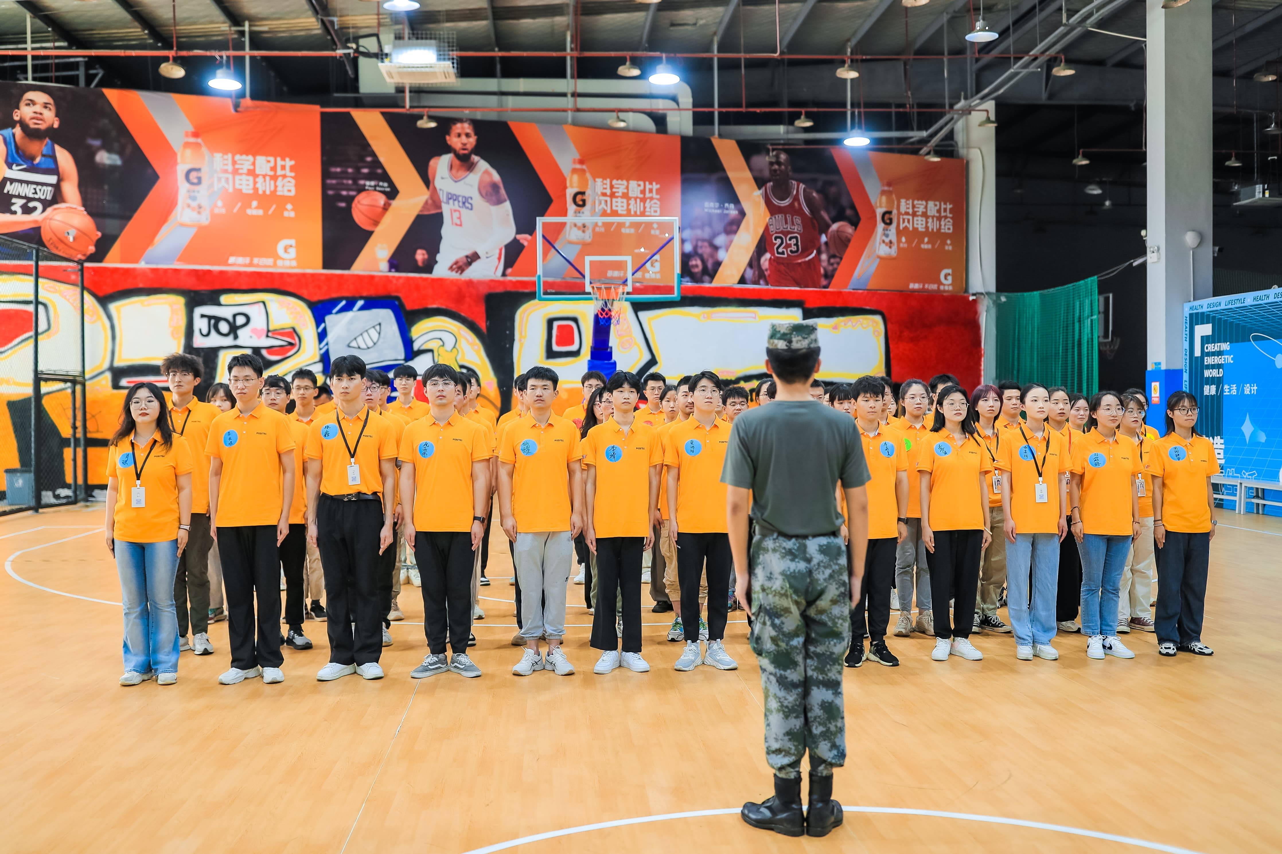 户外运动方案定制专家红色团建户外运动员活